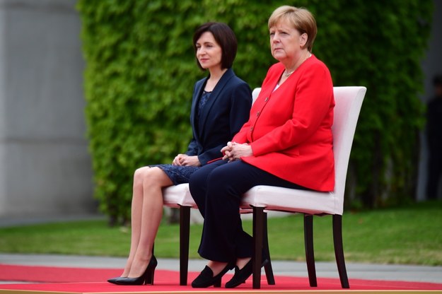 Angela Merkel znów siedziała podczas odgrywania hymnów /Clemens Bilan /PAP/EPA