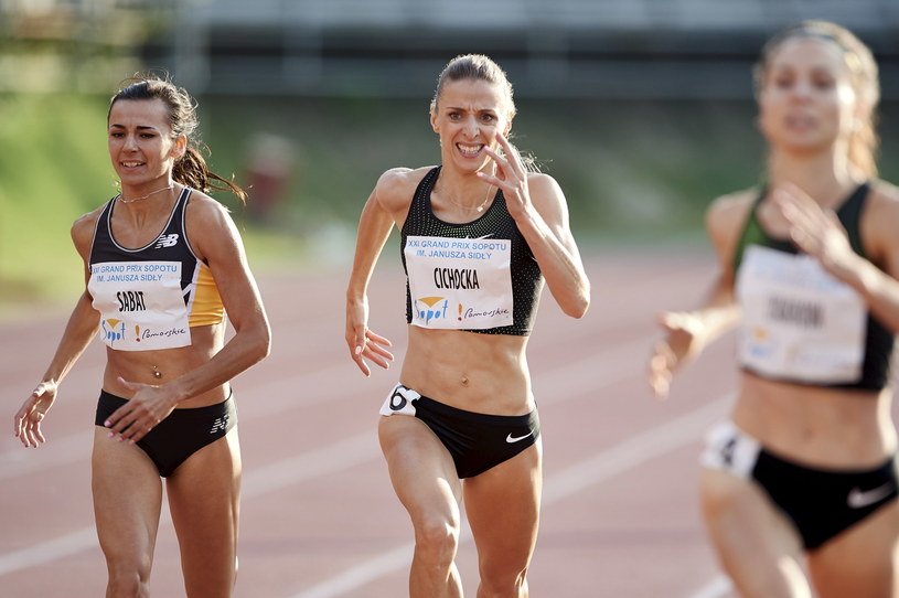 Angelika Cichocka (C) i Anna Sabat (L) w biegu na 800 m / 	Adam Warżawa    /PAP