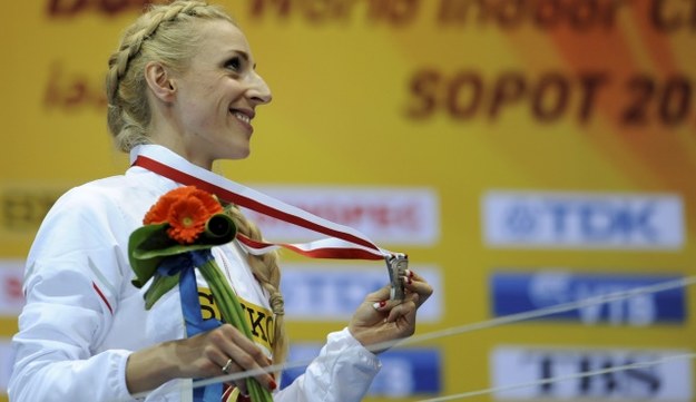 Angelika Cichocka ze srebrnym medalem wywalczonym w biegu na 800 m /Bartłomiej Zborowski /PAP