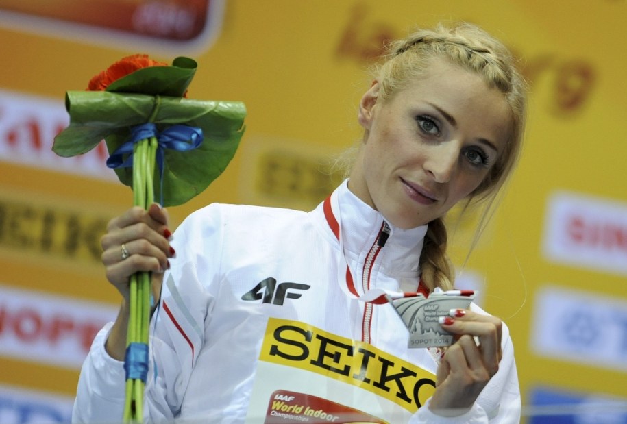 Angelika Cichocka ze srebrnym medalem wywalczonym w biegu na 800 m podczas halowych lekkoatletycznych mistrzostw świata w sopockiej Ergo Arenie /Bartłomiej Zborowski /PAP