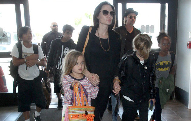 Angelina Jolie i Brad Pitt z dziećmi na lotnisku /East News