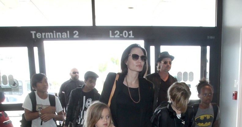 Angelina Jolie i Brad Pitt z dziećmi na lotnisku /East News