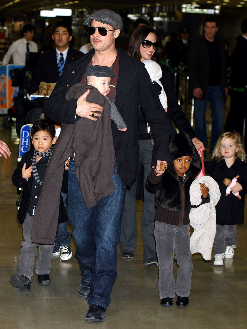Angelina Jolie i Brad Pitt z dziećmi /Junko Kimura /Getty Images