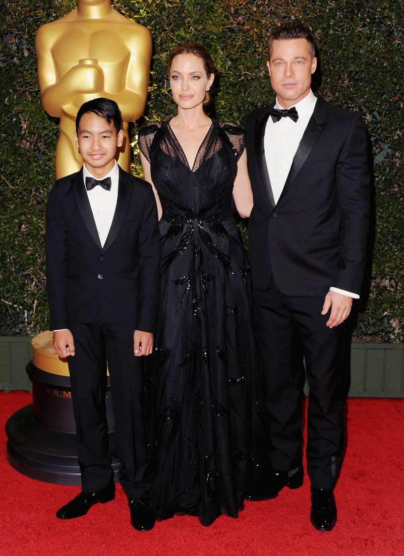 Angelina Jolie i Brad Pitt z synem Maddoxem /Jon Kopaloff /Getty Images