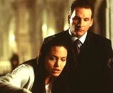 Angelina Jolie i Chris Barrie w filmie "Tomb Raider" /