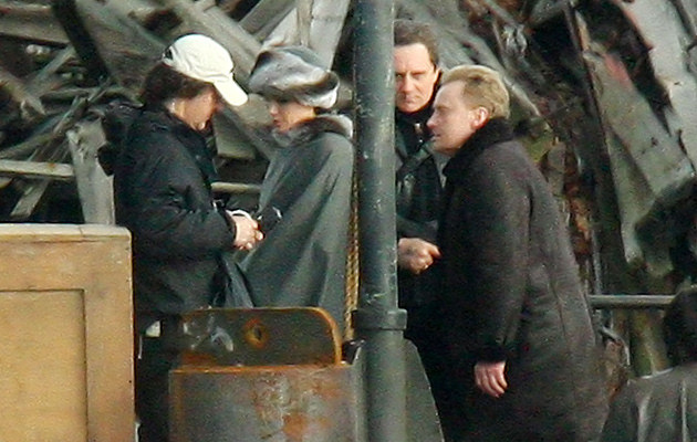 Angelina Jolie i Daniel Olbrychski na planie filmu "Salt" &nbsp; /Splashnews