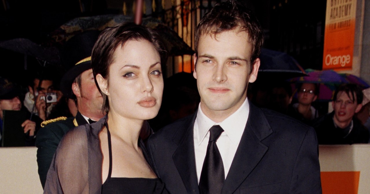 Angelina Jolie i Jonny Lee Miller w 1998 roku /Mark Cuthbert /Getty Images