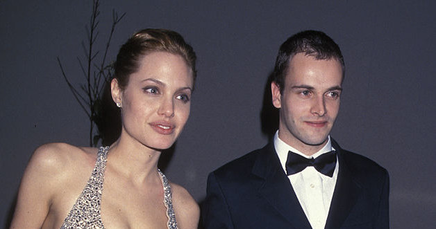 Angelina Jolie i Jonny Lee Miller w 1999 roku. /Ron Galella /Getty Images