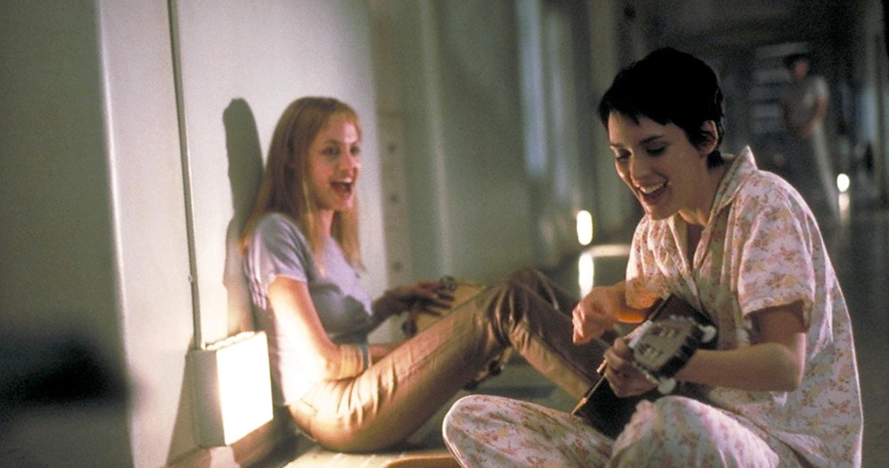 Angelina Jolie i Winona Ryder w filmie "Przerwana lekcja muzyki" /Suzanne Tenner 1999 Columbia Pictures, Inc /Getty Images