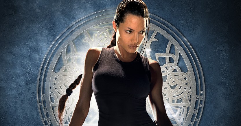 Angelina Jolie jako Lara Croft na platach filmu "Tomb Raider" z 2001 roku /materiały prasowe