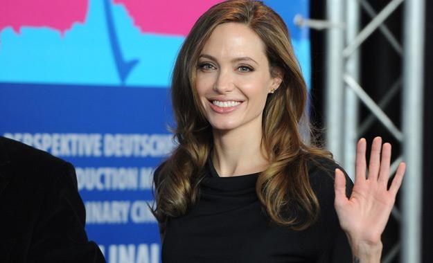 Angelina Jolie ma jeden z najpiękniejszych uśmiechów w Hollywood /AFP