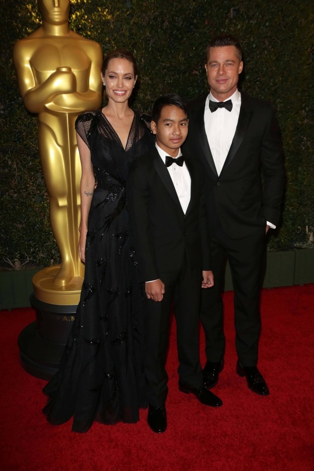Angelina Jolie, Maddox i Brad Pitt - jeszcze razem na zdjęciu z listopada 2013 roku /David Edwards /PAP/EPA
