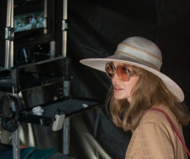 Angelina Jolie Pitt ma już na koncie dwie próby reżyserskie: "Krainę miodu i krwi" (2011) oraz "Niezłomnego" (2014).

"Nad morzem" trafi na ekrany polskich kin 20 listopada.
 