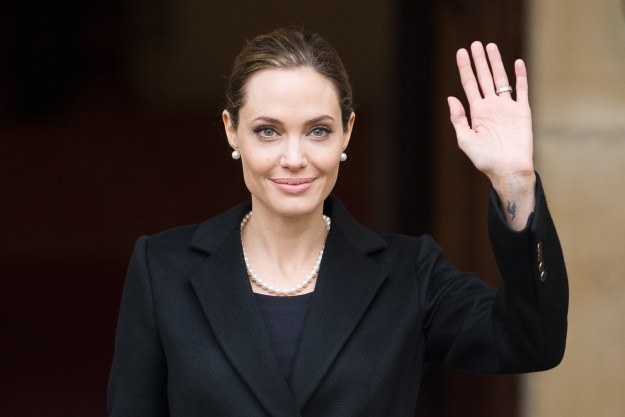 Angelina Jolie - po dokonaniu mastektomii, jeszcze przed rekonstrukcją piersi. Zdjęcie wykonane podczas szczytu G8 /AFP