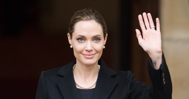 Angelina Jolie - po dokonaniu mastektomii, jeszcze przed rekonstrukcją piersi. Zdjęcie wykonane podczas szczytu G8 /AFP