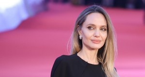 Angelina Jolie po raz pierwszy pokazuje blizny po mastektomii
