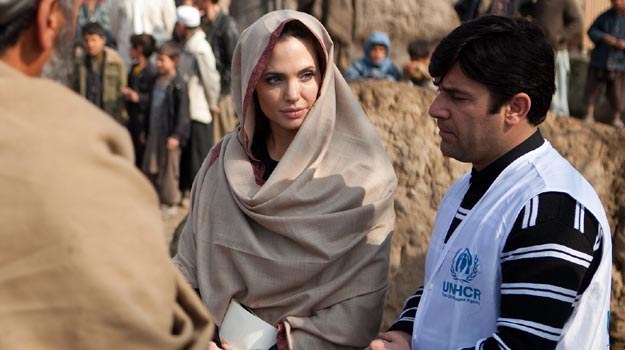 Angelina Jolie podczas jednej z wizyt w Afganistanie /Getty Images/Flash Press Media