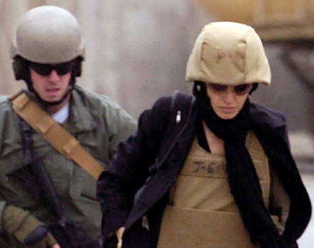 Angelina Jolie podczas wizyty w Iraku /AFP