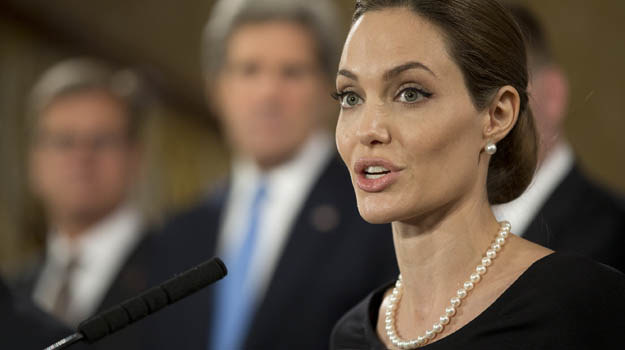 Angelina Jolie przemawia podczas spotkania G8 - fot. WPA Pool /Getty Images/Flash Press Media