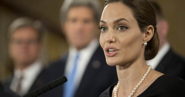 Angelina Jolie przemawia podczas spotkania G8 - fot. WPA Pool /Getty Images/Flash Press Media