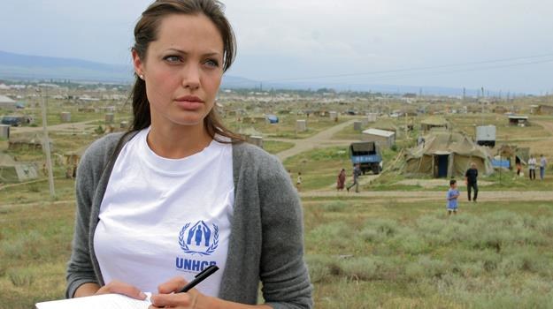 Angelina Jolie to jedna z gwiazd najmocniej zaangażowanych w działalność charytatywną /materiały prasowe