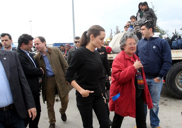Angelina Jolie w obozie dla uchodźców w porcie Pireus /PANTELIS SAITAS /PAP/EPA