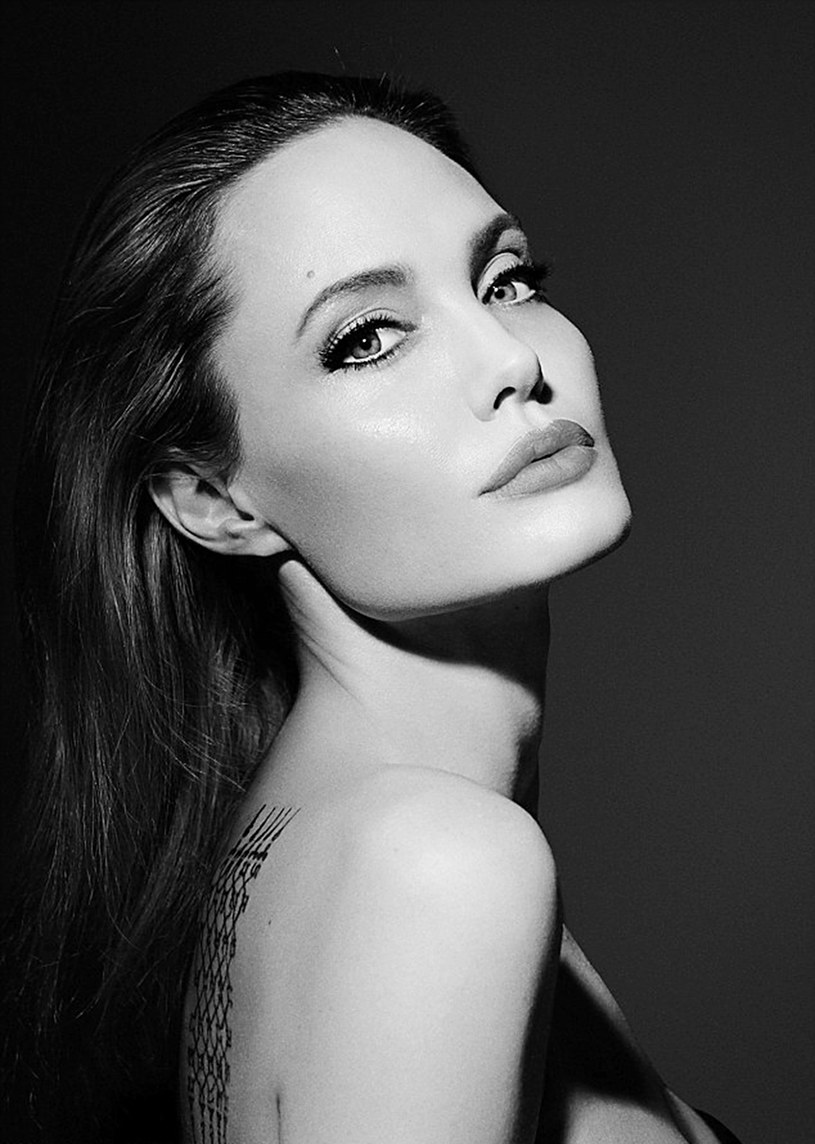 Angelina Jolie w reklamie perfum /East News