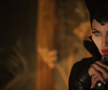 Angelina Jolie w scenie z filmu "Czarownica"