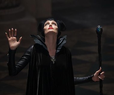 Angelina Jolie w scenie z filmu "Czarownica"