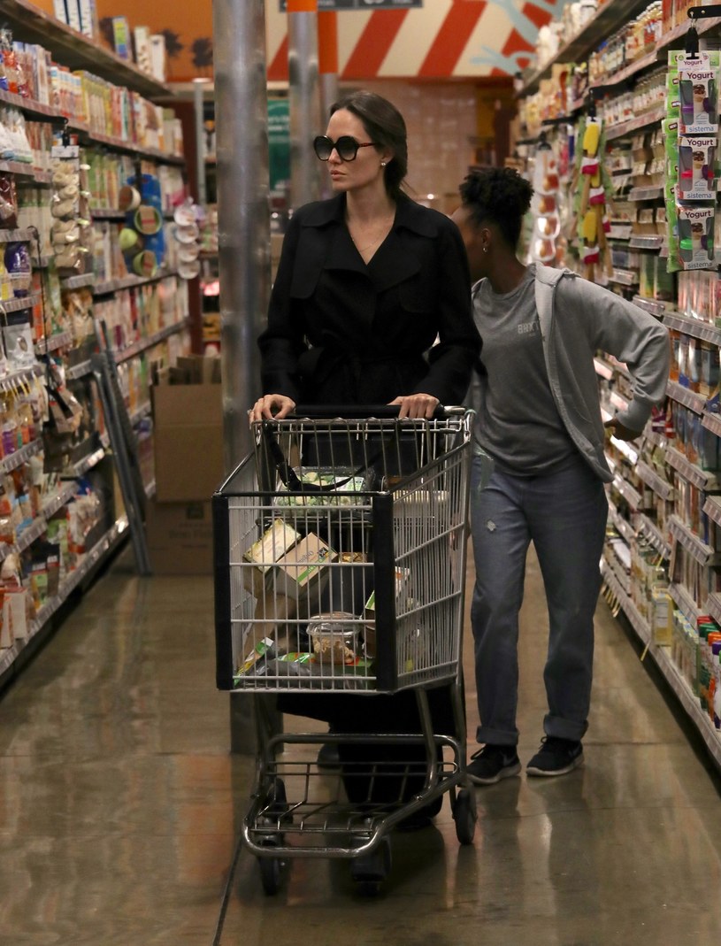 Angelina Jolie w supermarkecie /Agencja FORUM