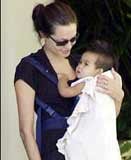 Angelina Jolie z adoptowanym synkiem Maddoxem /INTERIA.PL
