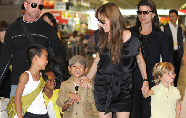 Angelina Jolie z dziećmi &nbsp; /Splashnews