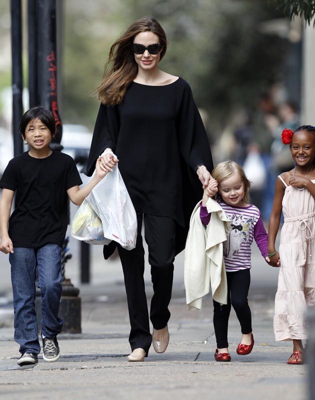 Angelina Jolie z dziećmi /Splashnews