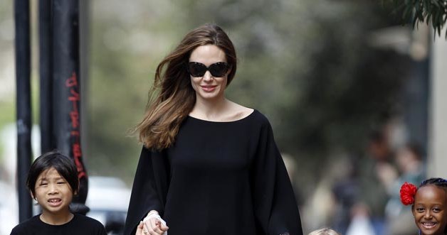 Angelina Jolie z dziećmi /Splashnews