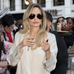 minimalizm Angelina Jolie zachwyciła w czarnej sukni bez ramiączek. Klasa sama w sobie