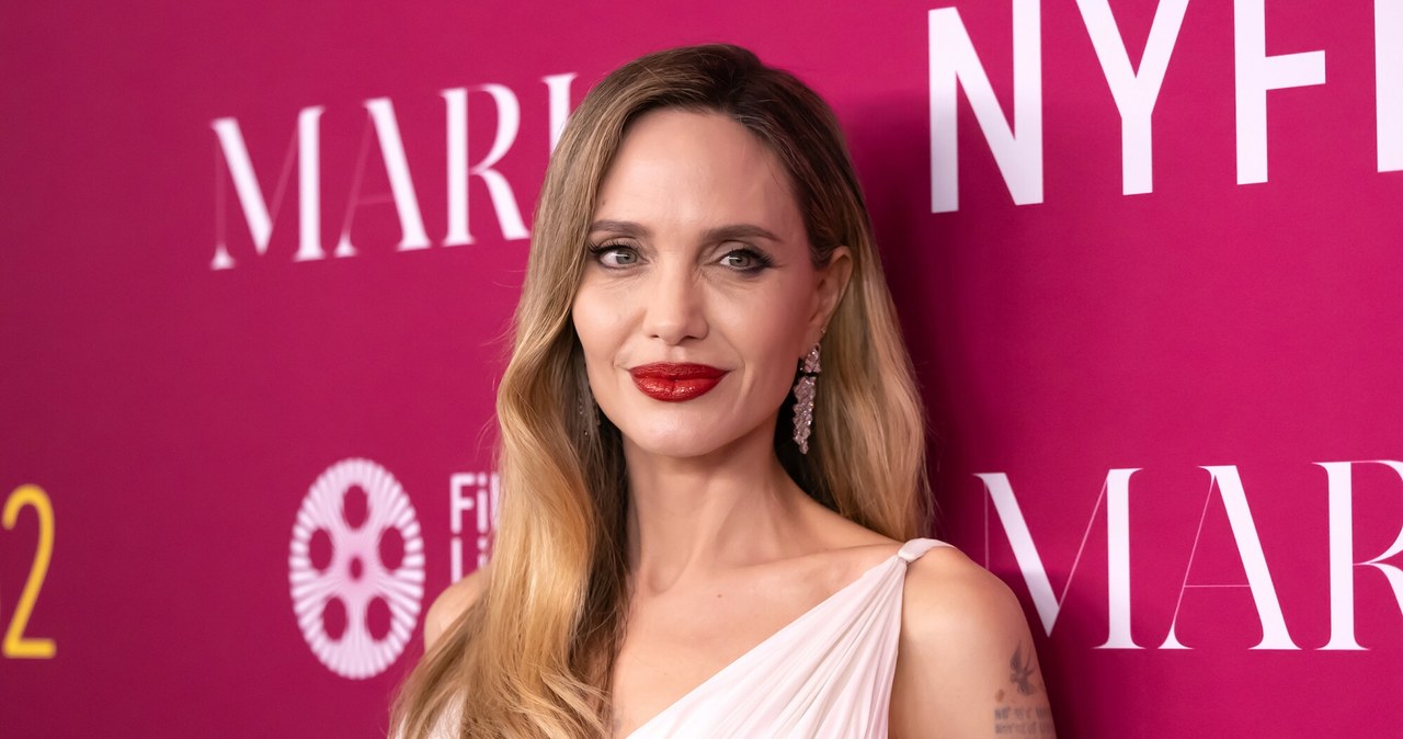 Angelina Jolie zdradza, w jaki sposób rzuciła palenie /Cover Images/East News /East News