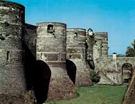 Angers, fragment muru obronnego zamku /Encyklopedia Internautica