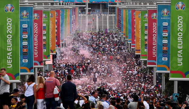 Angielscy kibice czekający przed stadionem Wembley w Londynie / 	ANDY RAIN    /PAP/EPA