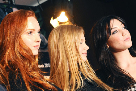 Angielskie modelki  Lily Cole (z lewej) i Daisy Lowe (z prawej)  podczas prezentacji kalendarza /AFP