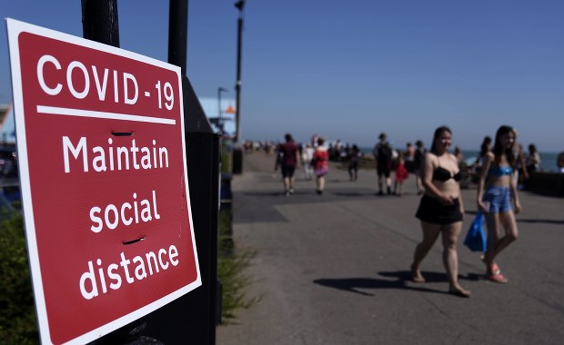 Anglia zakazuje spotkań w grupach większych niż 6 osób. "Upraszczamy i zaostrzamy zasady"