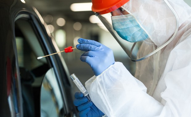 Anglia: Zaszczepieni mogą już robić tańsze testy