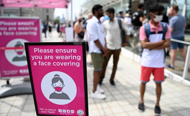 Anglia znosi niemal wszystkie restrykcje. "Nie możemy wyeliminować tego wirusa"