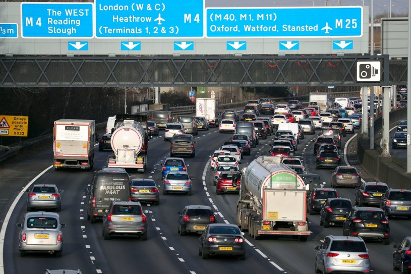 Anglicy chcą od 2035 roku zakazać sprzedaży aut spalinowych i hybrydowych /Getty Images
