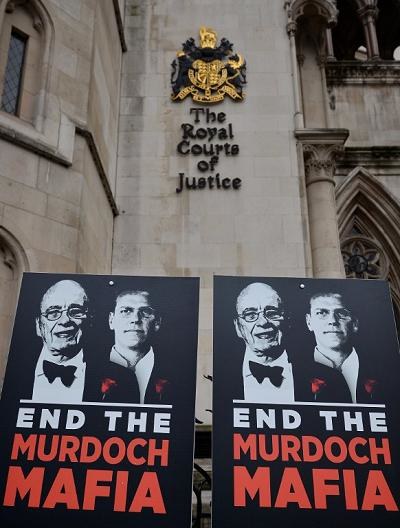 Anglicy widzą koniec mafii Murdochów - na plakacie Rupert z synem Jamesem /AFP