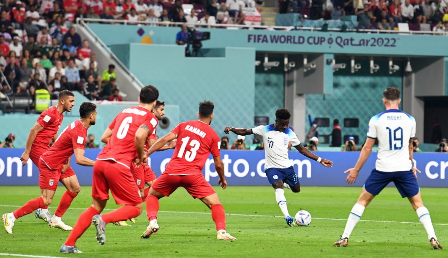 Anglik Bukayo Saka oddający strzał na bramkę Iranu /NEIL HALL /PAP/EPA