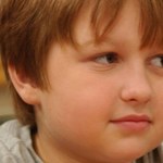 Angus T. Jones: Co się stało z dzieciakiem z "Dwóch i pół"? Dziś jest nie do poznania!