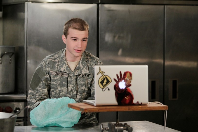 Angus T. Jones w serialu "Dwóch i pół" / Cliff Lipson/CBS /Getty Images