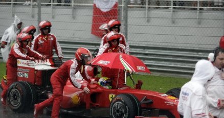 Ani Felipe Massa ani Ferrari nie mają powodów do radości na początku sezonu. /AFP