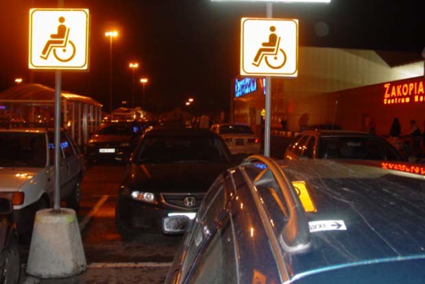 Ani jeden ze stojących tu samochodów nie miał inwalidzkiej plakietki / kliknij /INTERIA.PL