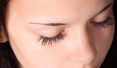 Ani kwas hialuronowy, ani retinol. Ten składnik sprawia, że skóra pod oczami jest jędrna i napięta